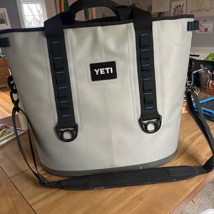 Yeti hopper 40. Excellent condition!
